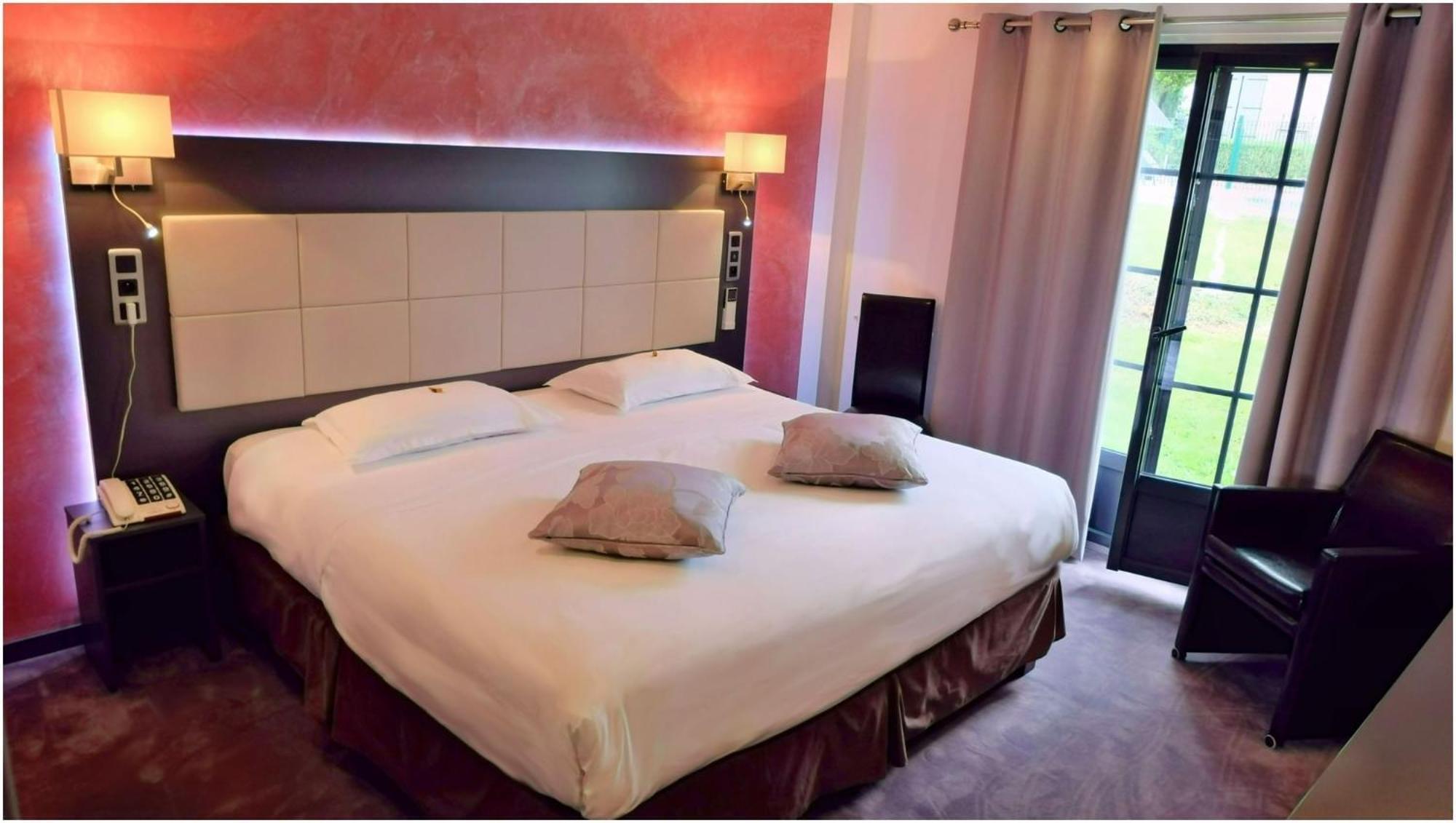 Saint-Pardoux-l'Ortigier Hotel Restaurant Les Coquelicots, The Originals Relais מראה חיצוני תמונה