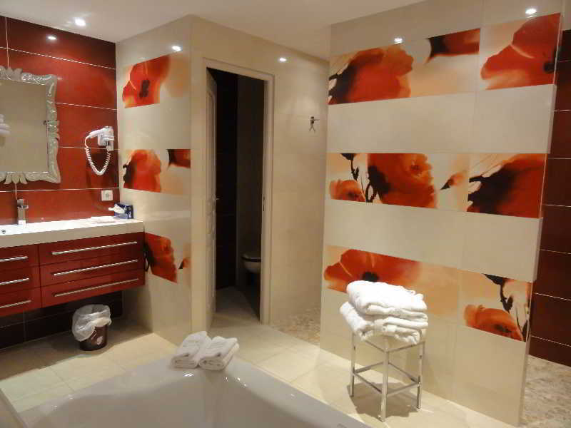 Saint-Pardoux-l'Ortigier Hotel Restaurant Les Coquelicots, The Originals Relais מראה חיצוני תמונה