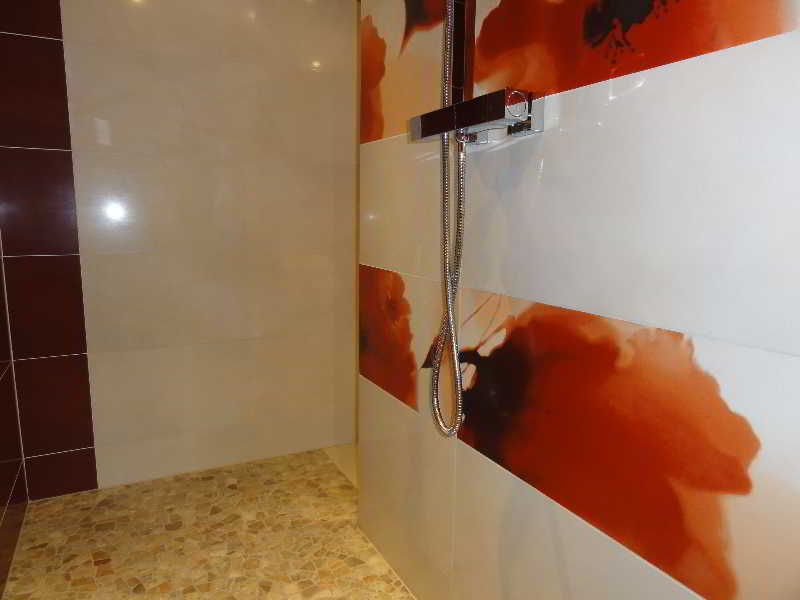 Saint-Pardoux-l'Ortigier Hotel Restaurant Les Coquelicots, The Originals Relais מראה חיצוני תמונה