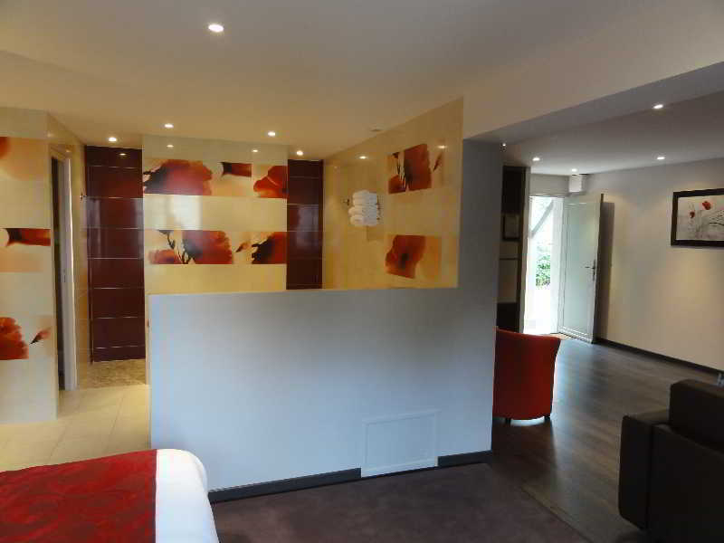 Saint-Pardoux-l'Ortigier Hotel Restaurant Les Coquelicots, The Originals Relais מראה חיצוני תמונה