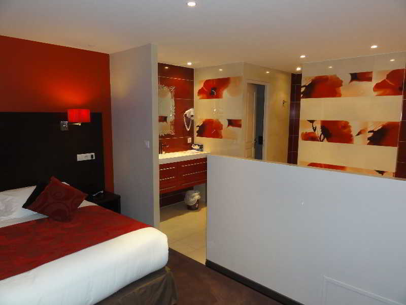 Saint-Pardoux-l'Ortigier Hotel Restaurant Les Coquelicots, The Originals Relais מראה חיצוני תמונה