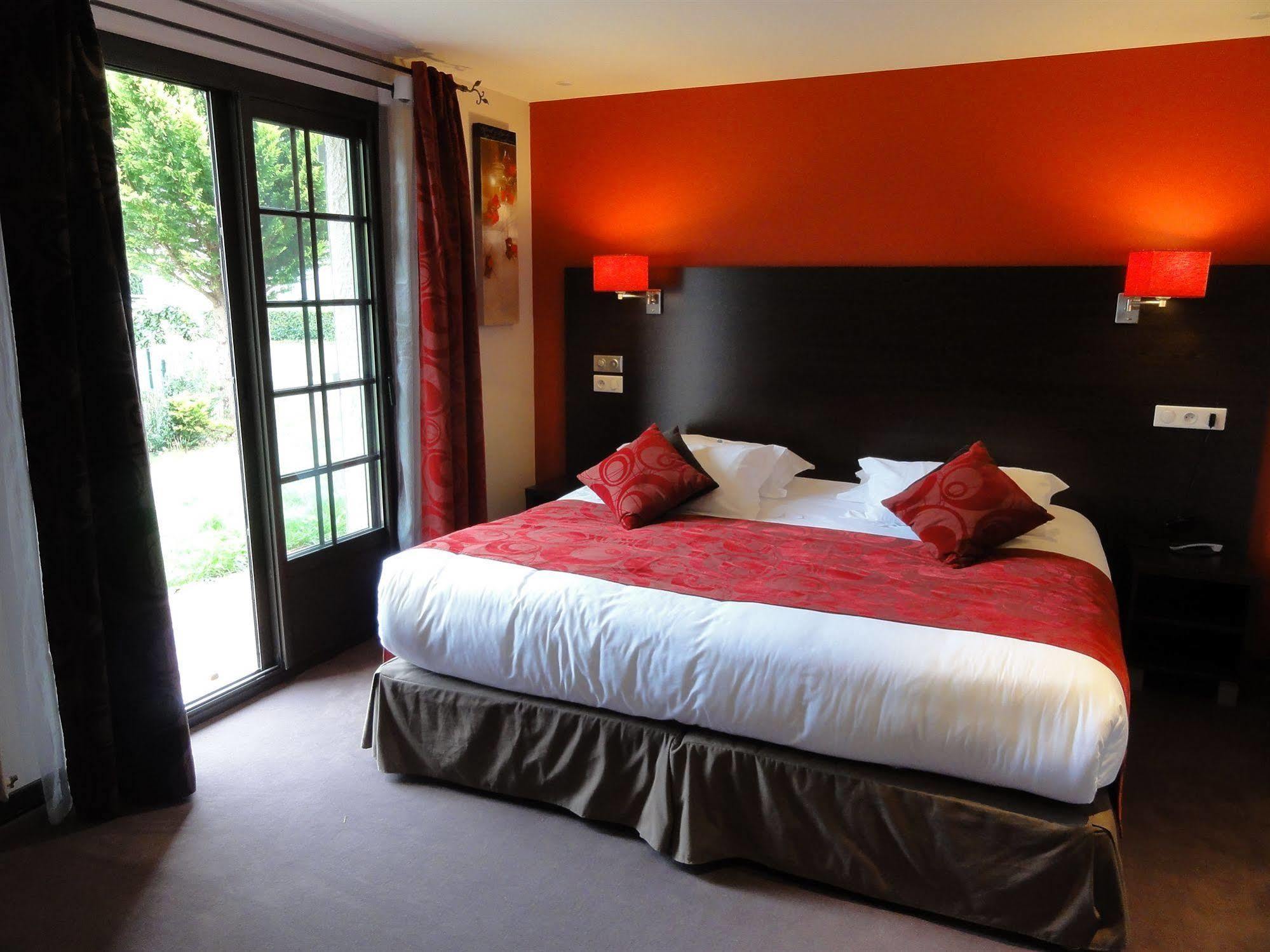 Saint-Pardoux-l'Ortigier Hotel Restaurant Les Coquelicots, The Originals Relais חדר תמונה
